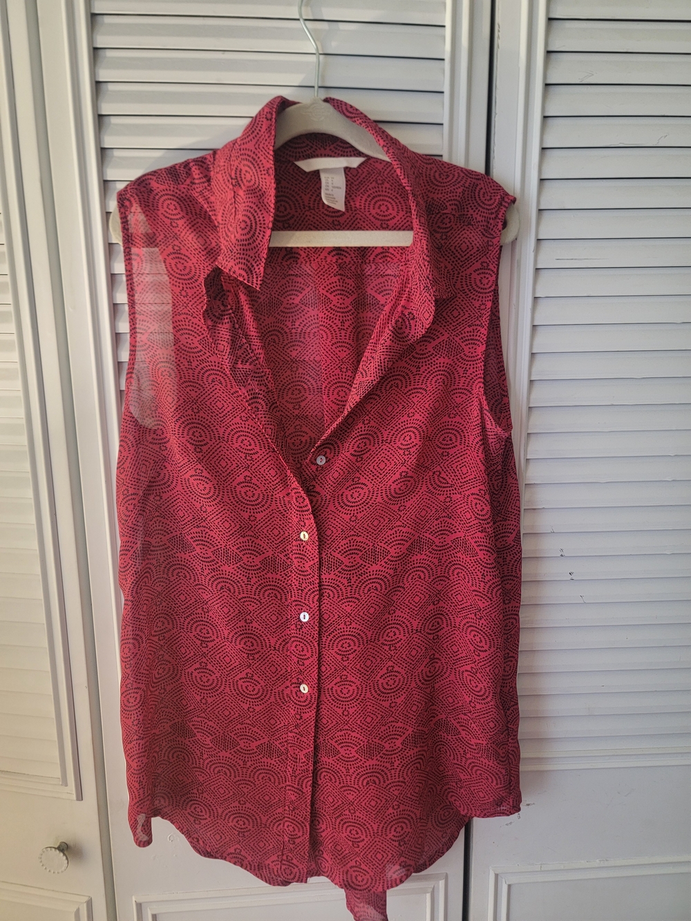 H&M Sleeveless Button-Up Blouse in Deep Rose Print